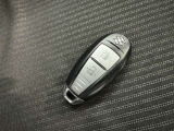 スマートキーをポケットやバッグに携帯していれば、キーを取り出すことなくドアハンドルを握り解錠、ドアハンドルのセンサーに触れるだけで施錠できます。