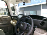 運転席もゆったりすわれます!!