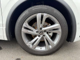 車両のスタイリングを引き立てるアルミホイールを装備しています