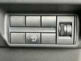 運転席右側に配置された操作スイッチ。