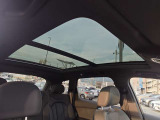 ●サンルーフ『天井の開放感を感じられ、風景を楽しむことができます。車のデザインにおいてもサンルーフは高級感やスタイリッシュさを演出します。』