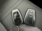 スマートキーをポケットやバッグに携帯していれば、キーを取り出すことなくドアハンドルを握り解錠、ドアハンドルのセンサーに触れるだけで施錠できます。