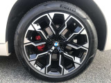 【BMWアロイホイル】軽量かつ強度に拘ったアロイホイル。走行性能ポテンシャルを引き出す設計。車の足元を引き締めてくれる大きなポイントはアロイホイルです。