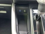 充電用USB端子付き。スマートフォンなどの充電に便利です。