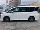 両側パワースライドドア付きだから、狭い駐車スペースなどでの 乗り降りラクラク!小さなお子さまのいるご家庭には嬉しい装備。
