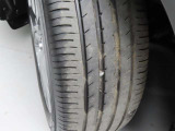タイヤサイズは「215/55R18」になります。タイヤの溝は約5mmと充分に残っていますね。