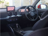 内装はシンプルに使い勝手を考え作られています。お車を運転する感覚をダイレクトに体感して頂けます。室内も広くロングドライブにも快適にお過ごしいただけます。