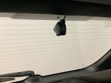 後方にもドライブレコーダーのカメラが付いています。前後両方でお車の周りを監視・記録いたします。