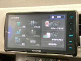 後退時には映像をワイドに表示し、安全確認をサポート。駐車場での出し入れがスムーズになります。