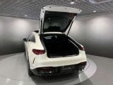 『メルセデス・ケア』が継承されるお車は、車両本体の保証にプラスして、エンジンオイルやワイパーブレード等の消耗部品に関しましても、交換時期に達している場合は無償交換させて頂きます