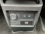 センターパネル下には12Vソケット、Type-C2口、HDMIがございます!充電や映像入力が可能!