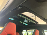 【サンルーフ】サンルーフ装備車両のため、車内の空気の入替も可能です。天井が広く、明るく見えるため、同じ車内のサイズでも開放感があり広く見えます。