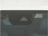 【フォワードセンシングカメラ】夜間走行時に前方の状況を判断したり、車線表示を検知したりします。