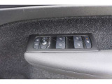 運転席ドア操作部では、電動格納ミラーの開閉、ロック開閉、すべての窓の自動開閉操作が可能です。