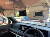 運転席と助手席にサンバイザー♪運転席の裏にバニティーミラーがあります。身だしなみチェックにお使いください。