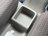 [ドリンクホルダー]お気に入りのドリンクを片手に、快適なドライブを♪500mlペットボトルも置けます!