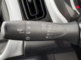 【オートワイパー(AUTO)】雨が降り出した時に、雨滴検出用センサー(レインセンサー)が雨滴を感知すると、自動でワイパーが動作します。