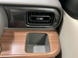 【運転席ドリンクホルダー】使いやすさに配慮したドリンクホルダー