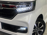 【LEDヘッドライト】悪天候や夜間走行時も良好な視界を確保し安心して運転できる高輝度LEDヘッドライトを装備!点灯速度が早く、消費電力も抑えられています。