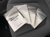 メンテナンスノート、取扱説明書です。 その車の整備記録が事細やかに記録されています。 車が生まれてから今までどのような道を歩んできたのか判るとても重要な物ですよ。