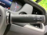操作しやすいレバーデザインで、安全な車線変更をサポート。視認性の高い表示で、確実な操作を可能にします。