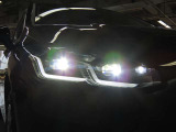 アダプティブLEDヘッドライト車が曲がる方向を照射、また車速に応じて照射範囲や到達距離を自動制御するバリアブルコントロールライト付き LEDは太陽光に近く優れた視認性を発揮、消費電力も低減のため省燃費に貢献