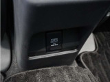 ◆後席用アクセサリーソケット◆電源ソケットは後席用にも装備されています。長時間のドライブも安心です。