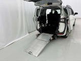 車高降下機能により、なだらかなスロープ角度を実現。車いすに座ったままで乗り降りが可能です。