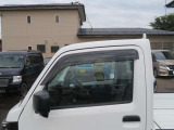 サイドバイザー装備してます。雨の日に窓をあけても雨が入りにくいので安心です。