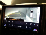 【全周囲モニター】車を上空から見下ろしたような映像をカーナビ画面に映し出し、車庫入れや縦列駐車をサポートしてくれます。
