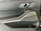 BMWはドアが分厚いです。衝突によりドアがつぶれてしまった場合にも外からいち早くドアを開けれるよう考えられています。数十秒の救出の遅れが命につながりかねない場合、こういった配慮が重要なポイントです。