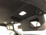 バイザーにはバニティミラー付き。車を降りる際には身だしなみをチェックを忘れずに♪