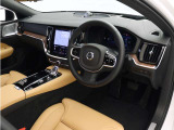 北欧のミニマリズムを体現したV60のコックピットは、あなたの日常に寄り添う空間です。上質なシート素材と手触りにこだわったインテリアパネルに、先進のディスプレイが違和感なく溶け込みます。
