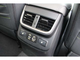 運転席と助手席の間のコンソールボックスの後方には後席用に「USB電源&times;2」「シートヒータースイッチ」「エアコンダクト」装備、足元に「ヒーターダクト」を装備、同乗者のかたもより快適にお過ごしいただけます