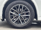 BMWならではの卓越した走りを支えるホイールと足回りです!日本車の走りに慣れている方にもぜひ体感して頂きたいほど、高いレベルでまとまっています!純正18インチアルミホイール。