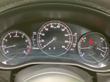 走行に必要な情報を一目で確認できます。スピードや燃料残量、水温など、運転に役立つ情報を分かりやすく表示します。