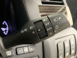 車外の明るさによって自動で点灯・消灯するオートライトも搭載