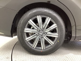純正アルミホイールです。車にぴったりなデザインで、足元がおしゃれに♪また、スチールホイールに比べ軽いので、車の燃費も良くなりますよ!
