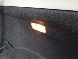 バックドアを開けると自動で点灯し、バックドアを閉めると消灯します。荷物を探す時などとても便利です!