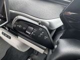 左側にコンビネーションスイッチ(ウィンカー/ワイパー操作)を採用。操作系を集約し、直感的で扱いやすいドライビングをサポート。