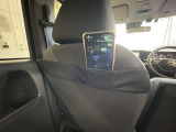 助手席の背面にスマホなどの小物を収納できるシートバックポケットを設置しています。ポケットティッシュや絆創膏や薬の救急セットなども入れておくと便利ですね。