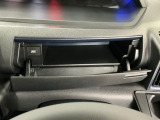 【インパネアッパーボックス】サッと取り出せてサッとしまえる、運転席の目の前にはボックスが装備されております!薄型のボックスティッシュなど収納可能☆