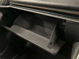 シンプルなデザインのグローブボックス。車検証などを収納しておくことが出来ます。