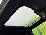 【ガラスルーフ】ガラスルーフ搭載で車内の解放感が一気にアップ!開放的なドライブをお楽しみいただけます。
