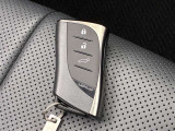 ドアの開閉時、両手が荷物で塞がっている時はキーレスでのカギの解除が大変ですよね。スマートキーはポケットやバッグに入れておけば、ノブに触れただけでロックの解除が可能です。とても便利な機能です。