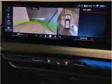 【ⅰドライブナビゲーション】文字情報も鮮明に表示する高解像度カラーディスプレイを採用。視認性に優れた地図デザインと特徴的な建造物を目印にした描写表示で現在位置を把握できます。地図データの更新も可能です