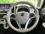 握りやすいステアリングは、長距離運転でも疲れにくい設計。操作性も高く、快適なドライビングをサポートします。