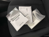 メンテナンスノート、取扱説明書ですね。 車の情報が凝縮されています。 車の整備記録が記載されている大事な物ですよ。