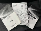 メンテナンスノート、取扱説明書ですね。 車の情報が凝縮されています。 車の整備記録が記載されている大事な物ですよ。