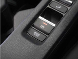 オートブレーキホールド機能付き電子パーキングブレーキ!ブレーキペダルを足から離しても停車状態を保ちます。アクセルを踏めば自動でブレーキが解除され、発進可能!